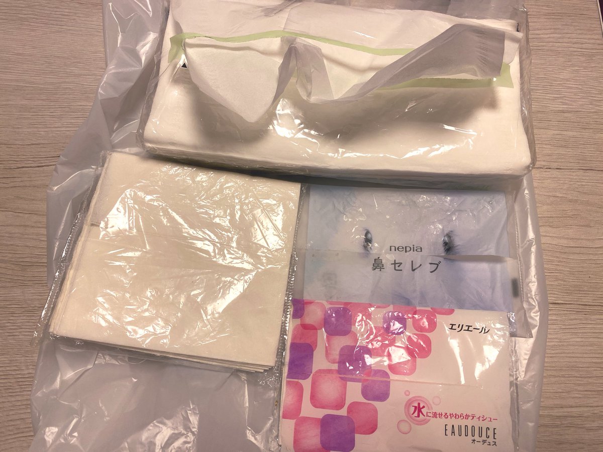 wattya2023's tweet photo. 横浜駅でカフェラテを盛大にぶちまけて
ティッシュ持ってなくて立ち去る訳にも
いかず､どうしようって困ってた時に
通りすがりの人に
ティッシュ使ってください
袋使ってください
清掃の人呼んだので

本当に助かりました…
ありがとうございますとしか言えなかった
お礼が出来なくてすみません https://t.co/32oHrypIlz