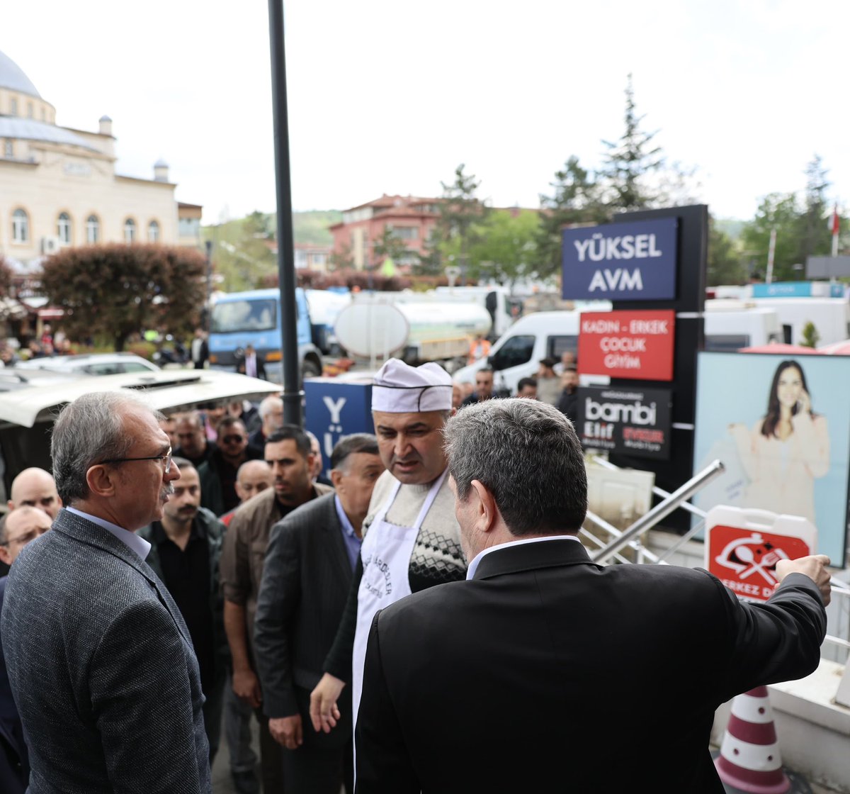 AvOrhanKIRCALI's tweet photo. ve ilgili kurumlarımızla güçlü bir koordinasyon içerisinde sahada çalışmalar sürdürüldü. 

Psikososyal destek ve hasar tespiti başta olmak üzere barınma, beslenme ve sağlık gibi vatandaşlarımızın ihtiyaçlarına, ilgili kurum ve ekiplerce hızlı bir şekilde müdahale edildi. https://t.co/WiGLVnv3cH