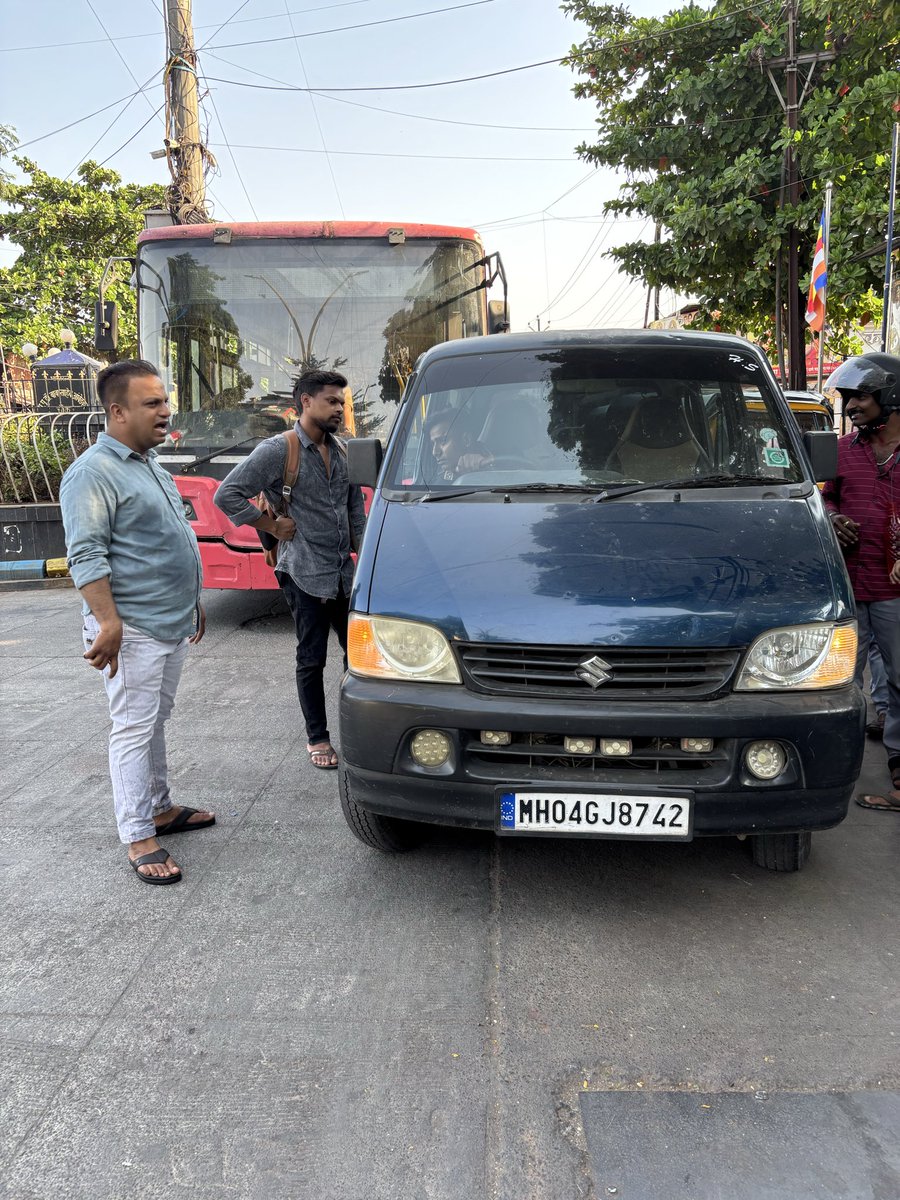 DipuM1988's tweet photo. @ThaneTraffic @ThaneCityPolice सदर वाहन इंदिरा नगर नाका येथे रस्त्याच्या मध्ये पार्क करून वाहनचालक महाशय तेथून पसार होते ज्यामुळे १५ मिनिटे वाहतूक कोंडी झाली. अश्या वाहनचालकांवर कारवाई होईल अशी आशा बाळगतो जेणे करून महाशयांचे डोके ठिकाण्यावर येईल. https://t.co/TJvckmCG7L