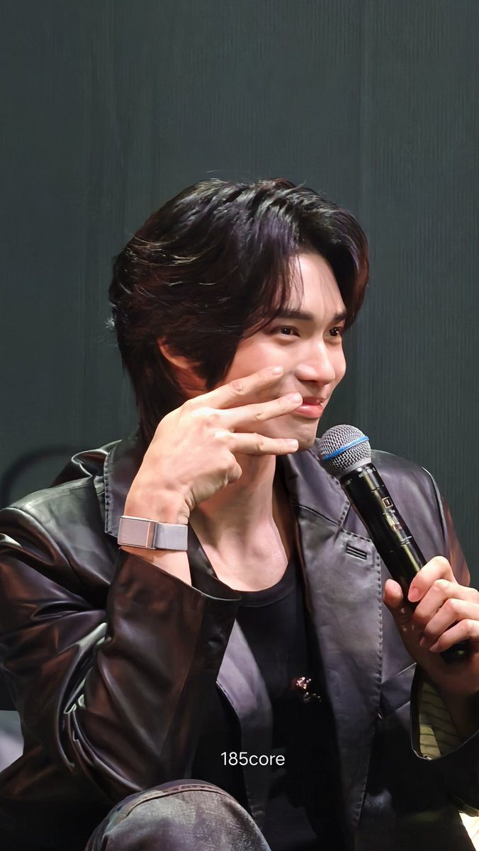 185core's tweet photo. cool style vs cute style 😂

#JustYouandWin1stsoloFMinKualaLumpur #winmetawin @winmetawin https://t.co/iV4tf0Tkhs