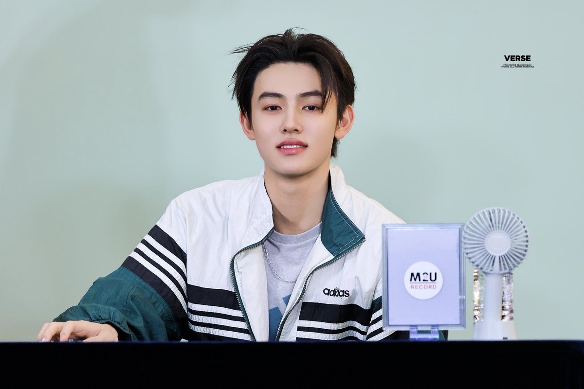 23moroll's tweet photo. SEONGHYEON HAIR UP⁉️⁉️ BOLEHKAH GUE MINTA SELAMANYA HAIR UP❗️MAAF SLICK BACK HAIR😭😭🤚🏼 https://t.co/6YZwKPk9Bi