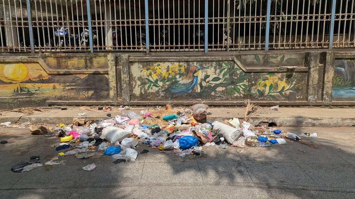 Cranberry_Allen's tweet photo. @Saffronkoffee @Dev_Fadnavis #thane is attracting such garbage monuments due to encroachment and lack of consequences for such actions as well under the able government of the said person. Thoughts? https://t.co/gkx2ciIqss