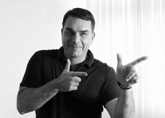 pedrorousseff's tweet photo. Dilma 2016: A história será IMPLACÁVEL com os que hoje se julgam VENCEDORES. 

2026: Flávio Bolsonaro negociou R$ 134 MILHÕES com Vorcaro, do Master, para BANCAR filme de Jair
Bolsonaro. 

A MÁSCARA SEMPRE CAI!!! 🇧🇷👍 https://t.co/YwKK2ZBvlz