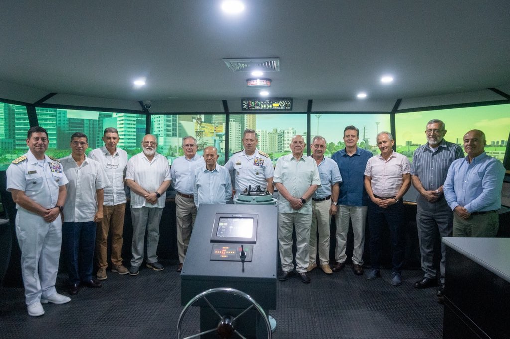 COMANDANTE_ARC's tweet photo. Los Almirantes que participan del “X Consejo Superior Naval” conocieron las capacidades del Centro de Investigaciones Oceanográficas e Hidrográficas del Caribe #CIOH y del Centro de Investigación, Desarrollo e Innovación para Actividades Marítimas #CIDIAM, fundamentales para que la @ArmadaColombia continúe avanzando en la preservación del patrimonio cultural sumergido y en el fortalecimiento de la independencia tecnológica del poder marítimo nacional.⚓️

Durante la jornada, los Oficiales de Insignia compartieron un almuerzo con los Cadetes de la Escuela Naval, fortaleciendo el legado y la transmisión de conocimiento hacia las nuevas generaciones de marinos. Asimismo, escucharon las ponencias sobre la Jefatura de Ciencia y Tecnología y el trabajo que desarrolla la Dirección General Marítima, espacios que permitieron evidenciar la evolución de una Armada moderna, innovadora y estratégica al servicio de Colombia. 🫡🇨🇴