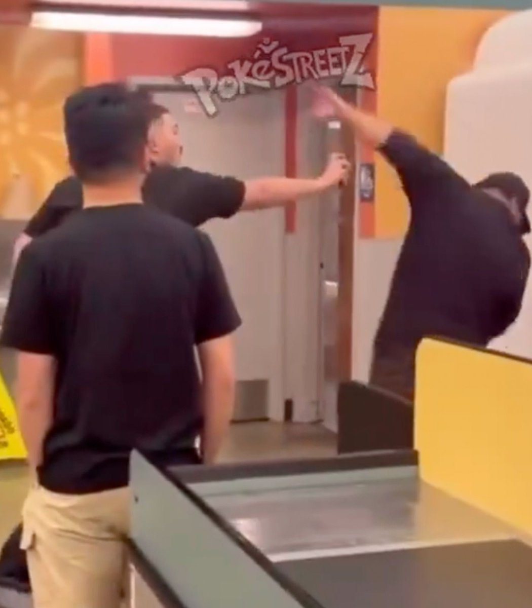 Dexerto's tweet photo. A fight over a Pokémon TCG vending machine ended with a man being pepper sprayed

Someone had allegedly ‘reset’ the machine to get Ascended Heroes Elite Trainer Boxes, which resulted in a fight breaking out https://t.co/pj7bljoS9H