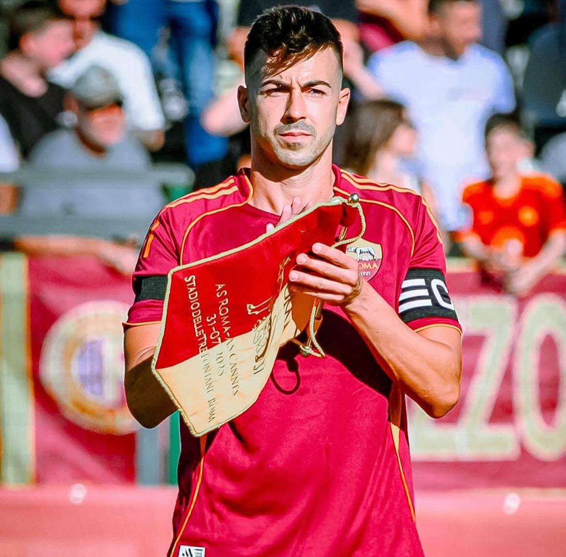 ASRomaNostalgia's tweet photo. Mai una polemica, mai una parola fuori posto, sempre pronto a dare tutto. 
Dedizione, umiltà e cuore: questo è stato il suo modo di vivere la Roma.
Sarà il suo ultimo derby e l'ultima volta all'Olimpico.
Grazie di tutto, Faraone! 💛❤️
#ElShaarawy #ASRoma https://t.co/jEcY0xL4Ka