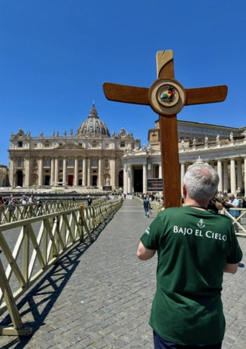 subesperanza's tweet photo. Hace un año, guiados por nuestro hermano Vicente Roldán, peregrinamos junto a nuestras familias y allegados hasta la Basílica de San Pedro del Vaticano. Sin duda uno de los momentos más emotivos y para el recuerdo de nuestro Submarino.

¡VIVA LA EMPERATRIZ DE ROMA! ⚓️💚 https://t.co/SaImWqgveG