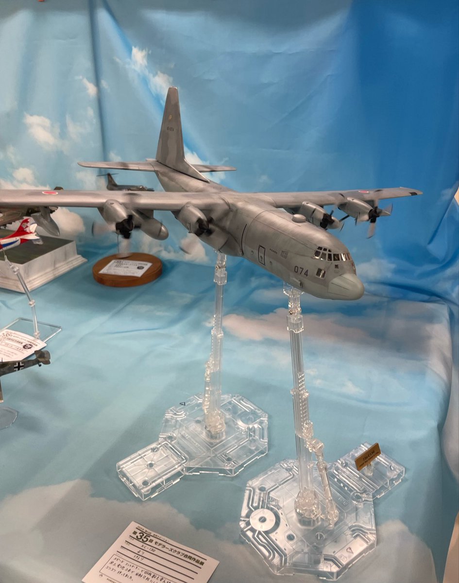 dolphin_miler's tweet photo. 仕事仲間の力作✈︎
細かい所まで丁寧に作り込んでてスゴイ👍
#KC130H
#空中給油機
#静岡ホビーショー https://t.co/oooeIBCMjS