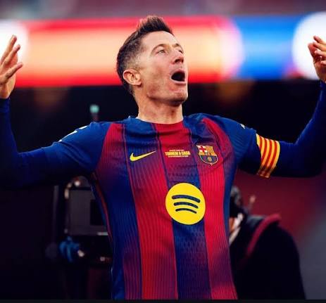 FedeBenitez284's tweet photo. Se nos va Robert...se va uno de mis fichajes favoritos en todo el tiempo que llevo viendo el Barça. Un goleador nato, un profesional de pies a cabeza, un hombre que vino a ayudar al club a recuperar una cultura de trabajo y ganadora y lo logró. Gracias por todo idolo 🥺❤. https://t.co/HcFFWrh7kS