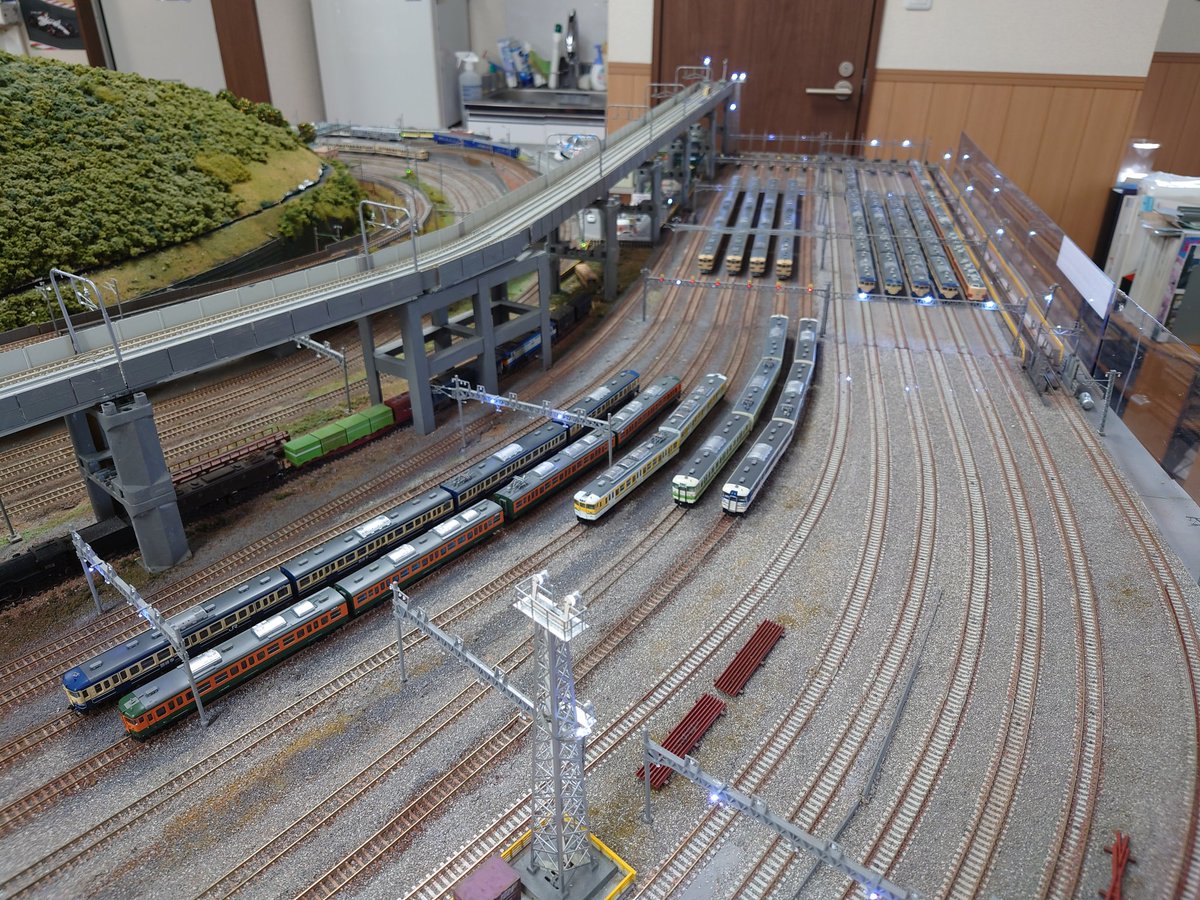 9JPqgYmGUahyqUk's tweet photo. 本日はハモ鉄さん主催のもと、レールプラザ小田原でね運転会に参加致しました。こちらでの運転は半年振り位でした。なんと��仕上がった415系を中心にはしらせましたが、大半は展示にwご一緒した皆さん、ご店主様、ありがとう御座いました♪とても好きなレイアウトですのでまた機会みて来ます〜 https://t.co/TLOeTMMDoj