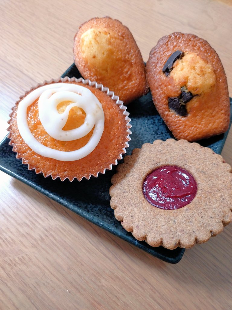 toproadvsoperao's tweet photo. クッキー博覧会で購入した #フキアージュ さんのお菓子たち🍪全て美味☺️
新作のレモンケーキ、スゴかった✨フワフワの生地にレモンの爽やかな酸味の効いたアイシング。全体がレモン味ではなく、アイシングのみにレモンが効いてるから、生地との味わいのメリハリがとても好みだった。リピしたい👍 https://t.co/VorpWJKLRP