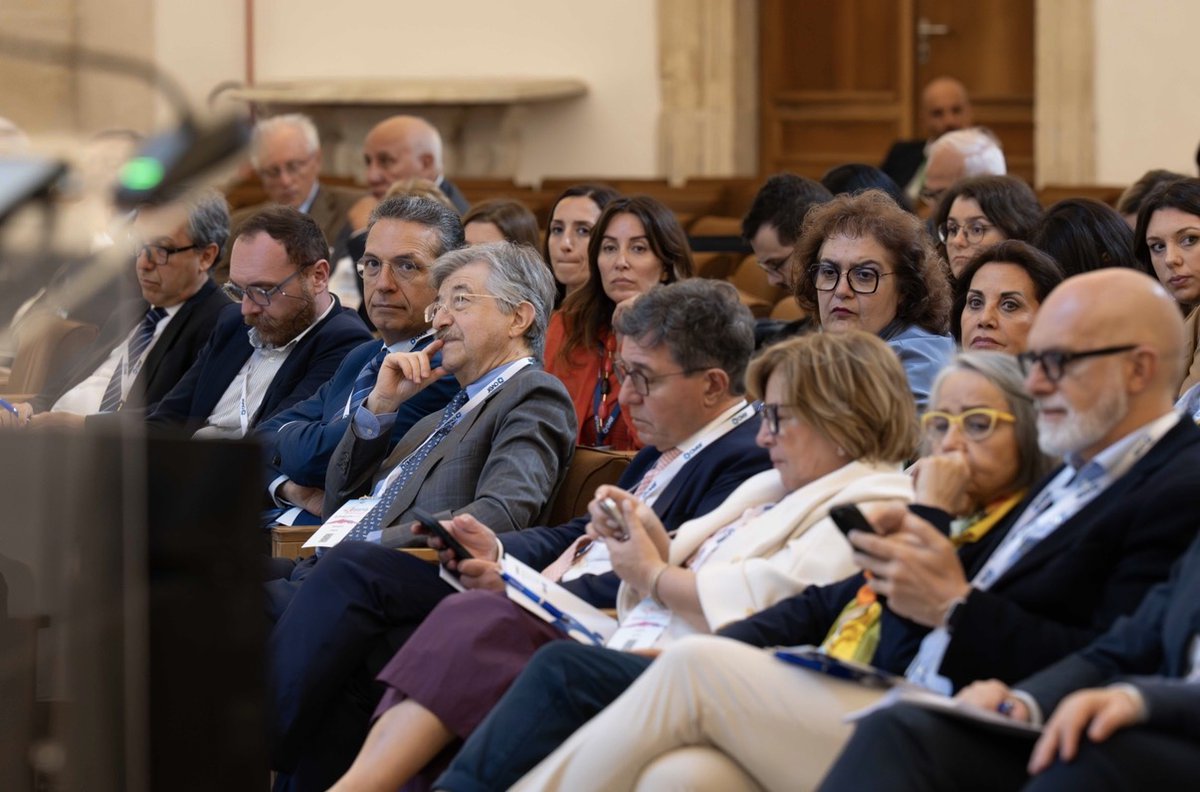 OverEventi's tweet photo. Si chiude a Catania una nuova edizione di #Catania4Senology, due giornate di confronto dedicate alla costruzione di una visione sempre più integrata della senologia.

Oncologia, diagnostica, chirurgia e attenzione alle pazienti sono state le quattro direttrici di un programma che ha attraversato i principali scenari clinici del tumore della mammella, dalla malattia luminale alle forme HER2+ fino al triplo-negativo con ampio spazio alla discussione multidisciplinare dei casi clinici e al confronto tra specialisti.

La presenza delle #BreastUnit siciliane ha rappresentato un passaggio importante per avviare un dialogo tra centri, professionisti e territori, con l’ambizione di lavorare assieme ad un modello Sicilia: condiviso, omogeneo, riconoscibile e centrato sui bisogni delle pazienti.

A chiudere il cerchio il contributo delle #associazionipazienti che ha ricordato come la qualità di un percorso senologico non si misuri solo nella forza delle evidenze scientifiche, ma anche nella capacità di ascolto, continuità, comunicazione e presa in carico.

Grazie ai responsabili scientifici, alla faculty, alle Breast Unit presenti, alle associazioni e a tutti i professionisti che hanno reso Catania4Senology un luogo di confronto aperto, concreto e partecipato.

📍Humanitas Istituto Clinico Catanese