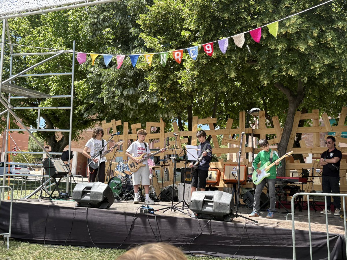XavierEstradaF1's tweet photo. Festival @festivalenre9 acompanyant al grup “TraficLytes” 🎶🎸🎹 #barri #09 #mariola https://t.co/aXiOCGugMc