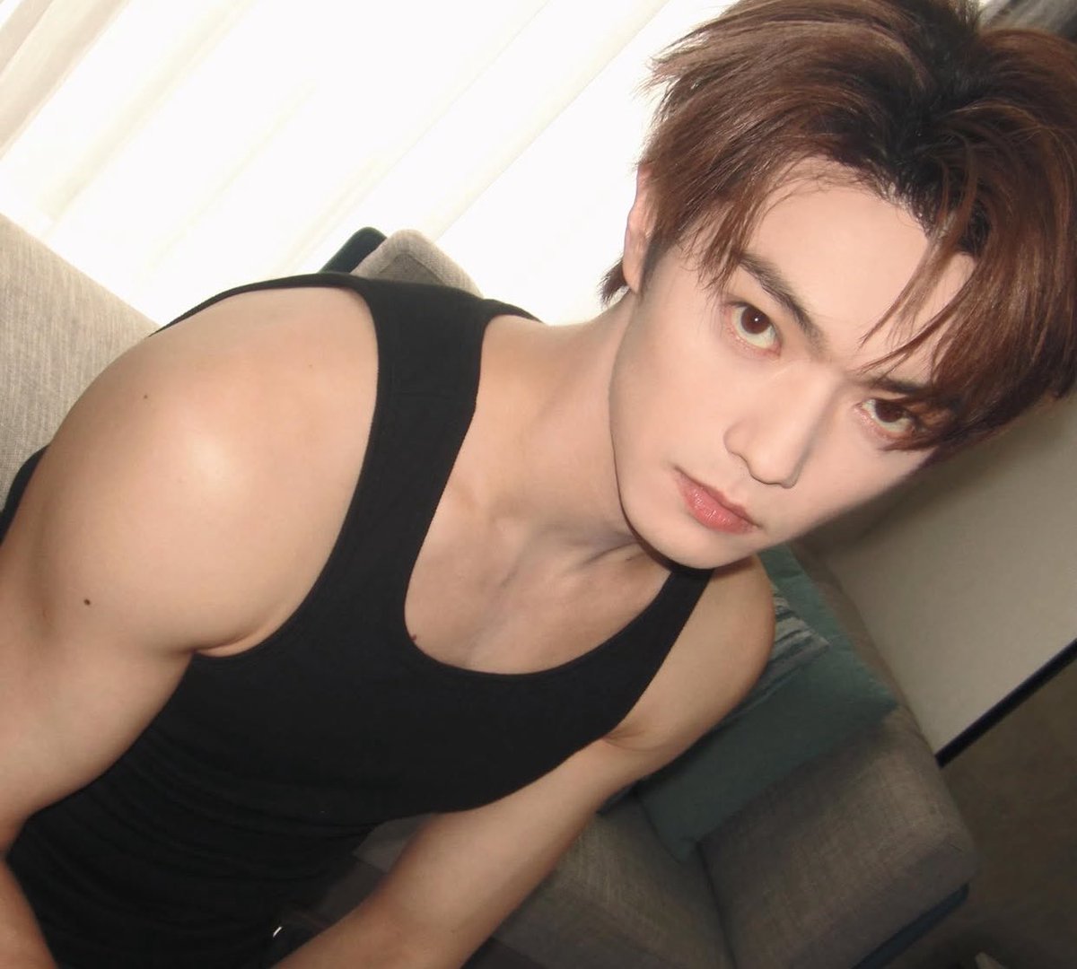 Lulingxukai's tweet photo. พี่ข่ายมาอัพไอจีเอาใจเมียอินเตอร์สุด เปิดไปเจอเข่าแทบทรุด ดาเมจความหล่อกระแทกใจมาก สวีข่ายเสื้อกล้ามดำที่ฉันรัก ยอมแล้วㅠㅠ

#สวีข่าย #XuKai #许凯 https://t.co/bM2PDebdva