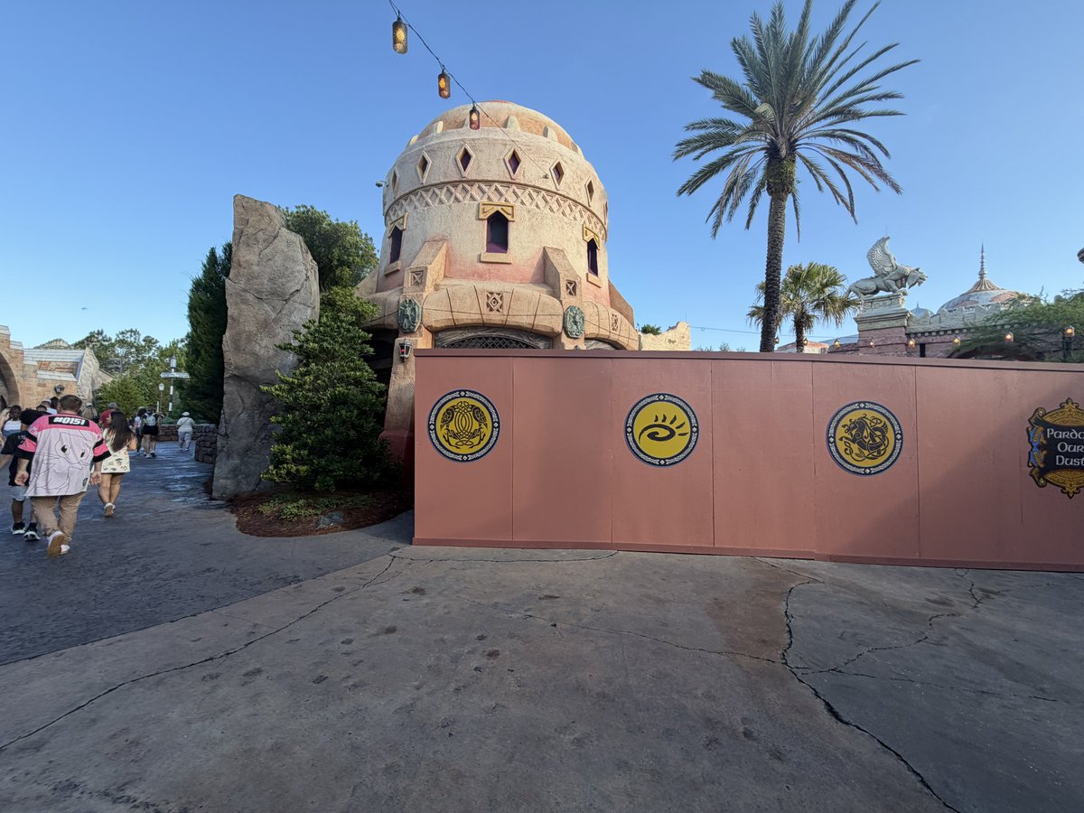 magiccitymayhem's tweet photo. Some people might find these images disturbing. 😢⛲️@UniversalORL https://t.co/5qipARQYNm