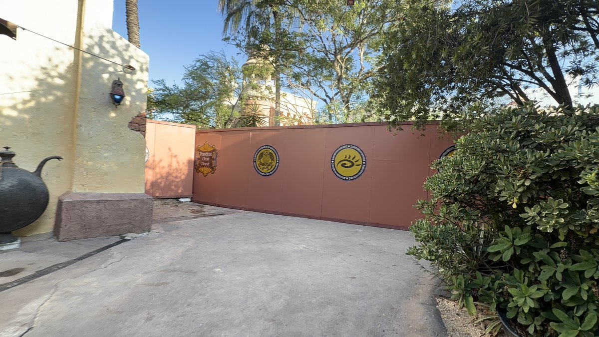 magiccitymayhem's tweet photo. Some people might find these images disturbing. 😢⛲️@UniversalORL https://t.co/5qipARQYNm