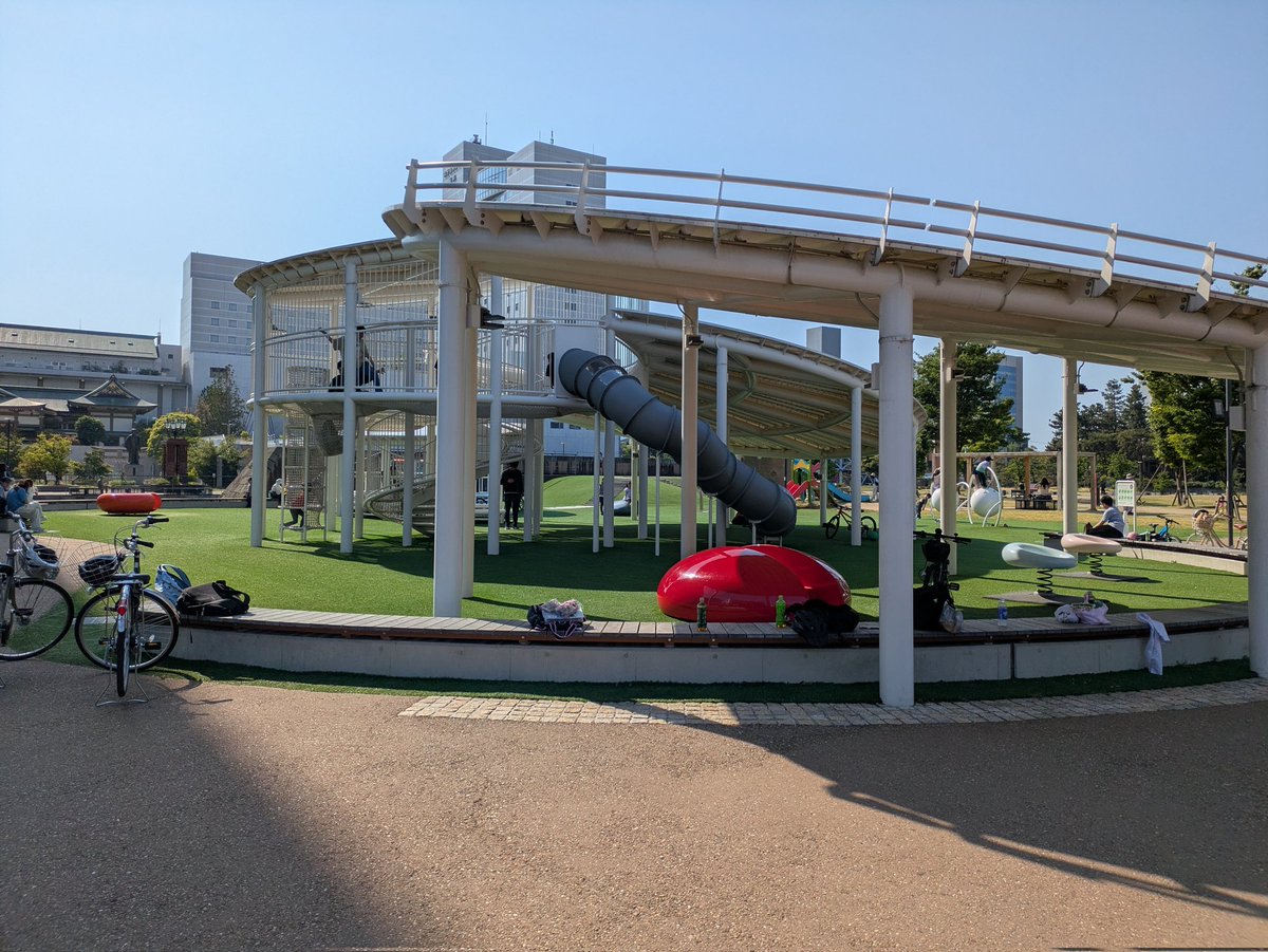 shimobata's tweet photo. 暑い日が続く中、定例の街頭演説会を開催しました。
地球温暖化対策の公明党の取組を紹介。中央公園では子ども達が元気に遊んでいます。その横には無料の給水スポット。福井の美味しい水をマイボトルで給水出来ます。熱中症対策が気になる季節。
こうした給水場所が増えると嬉しいですね😄 https://t.co/Xv33XbWh6K