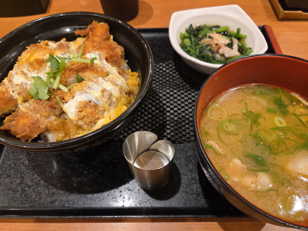 koppepan_uma's tweet photo. 3連休最終日は家で
グータラ(:3_ヽ)_
気付けばこんな時間に
なってたので慌ててご飯
食べに行きました🍚

 #鹿児島  #カツ丼  #豚汁  #ほうれん草のおひたし https://t.co/nmtZtb92rp