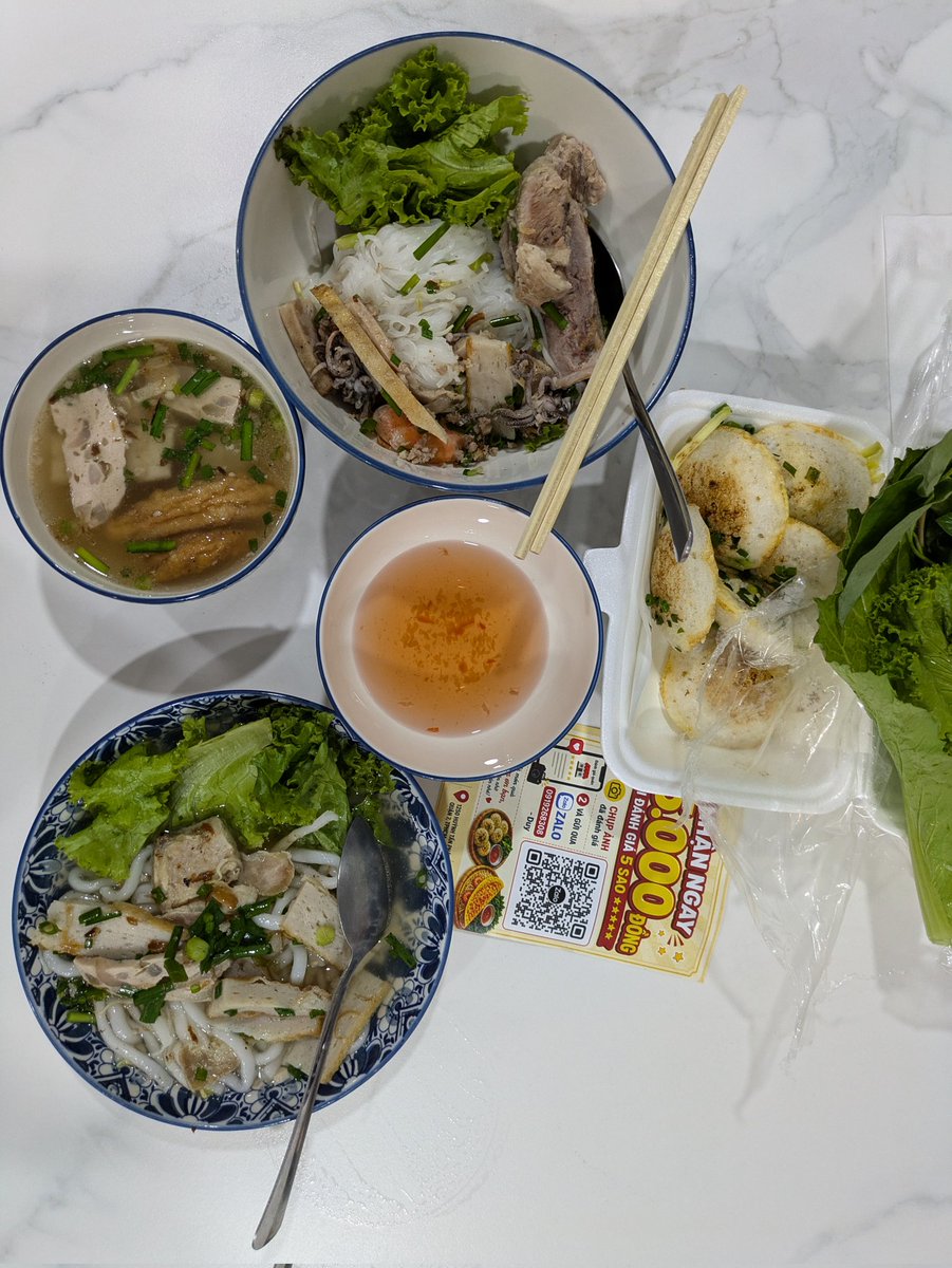 NoobTheta's tweet photo. #Howmuchisit
I've never used food delivery services until now. It was raining so I didn't want to walk through the streets, dodging rain and motorbikes. So we used $Grab.
Delivered in 15 minutes
Meal for 3 - $4.77
Tip - $1.89 https://t.co/EW76l5kZDA