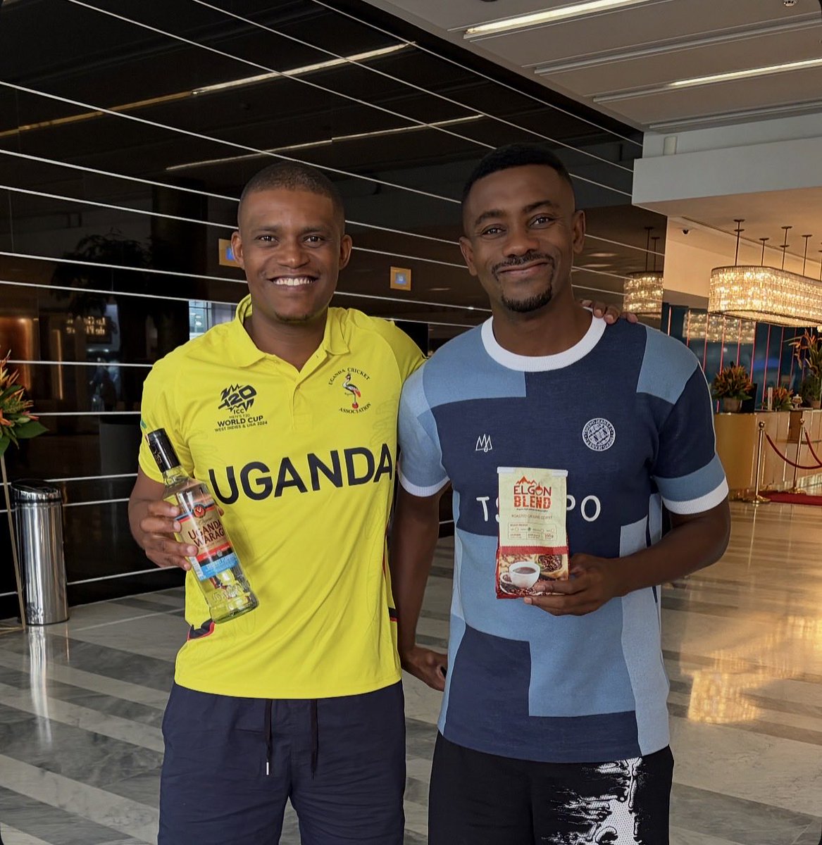 sk_bongomin93's tweet photo. Andrew Kabuura promised Solomon Kalou a bottle of Uganda Waragi and delivered it today in Abidjan , a man of his words always😅🤣🤣🙌🔥🔥 https://t.co/vegtd1ij5h
