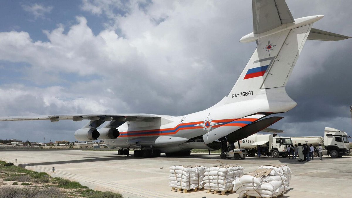 EmbassyofRussia's tweet photo. 🇷🇺⚡️Russia’s #EMERCOM delivered over 24 tonnes of humanitarian aid to #Somalia aboard an Il-76 aircraft.

Food supplies, tents, and blankets were delivered to Mogadishu under instructions from President Vladimir Putin

#RussiaHelps #RussiaWithAfrica https://t.co/qNdPeGxN17