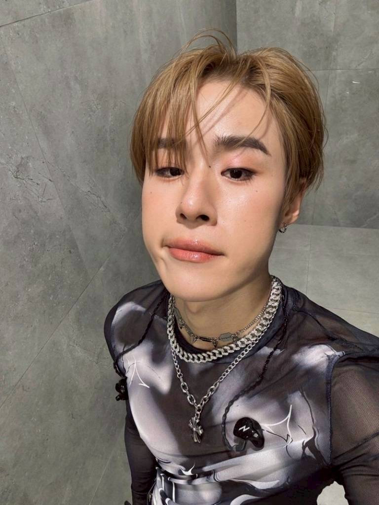 สามธันวา tweet media