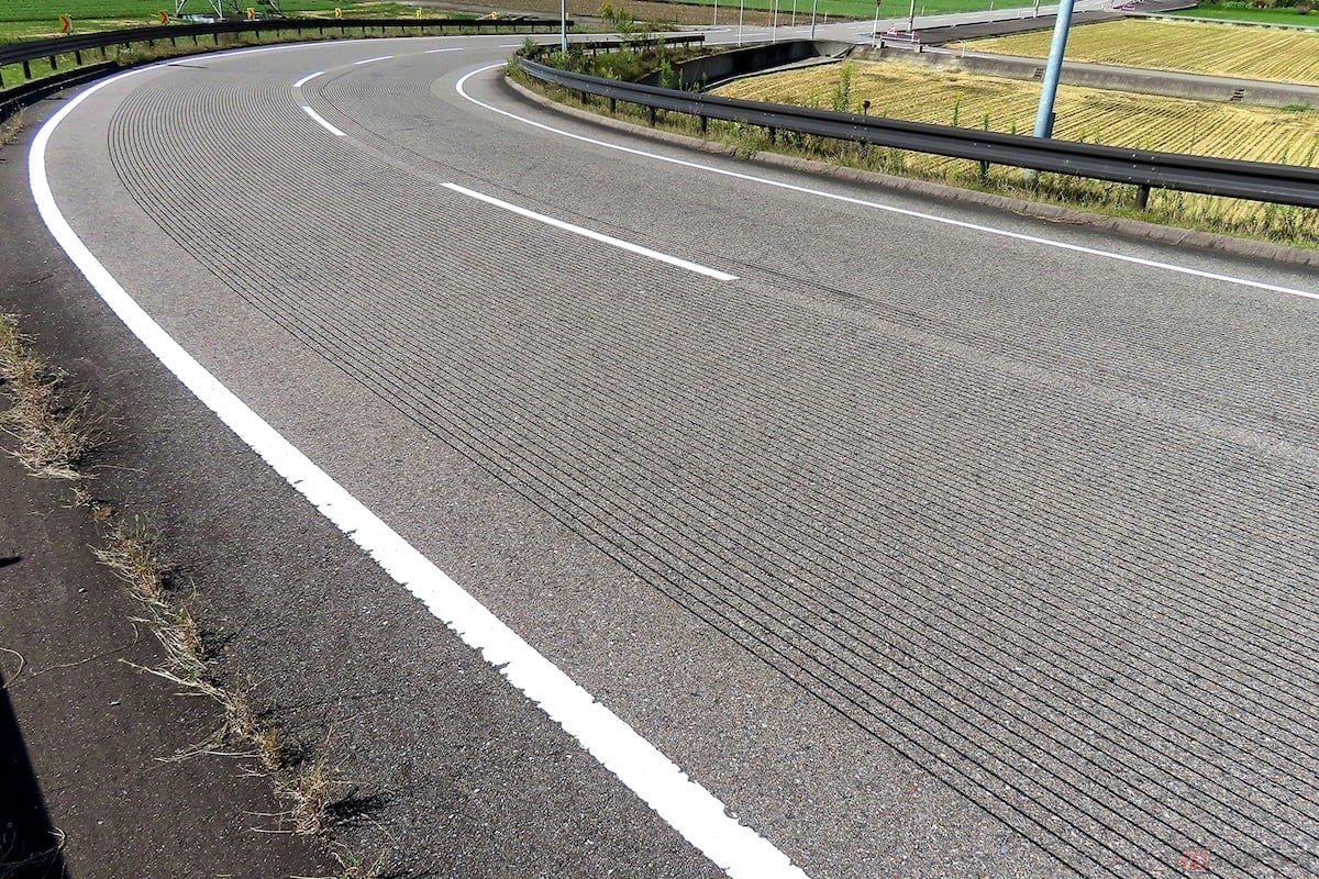 1002More's tweet photo. ETC付けたのでちゃんと反応するかドキドキしながら初の高速道路へ
🏍️💨💨💨
湾岸線の橋の上の風もやばいけど、スピード出てる時の縦溝怖すぎ😭😇 https://t.co/uOMFSkTlwq