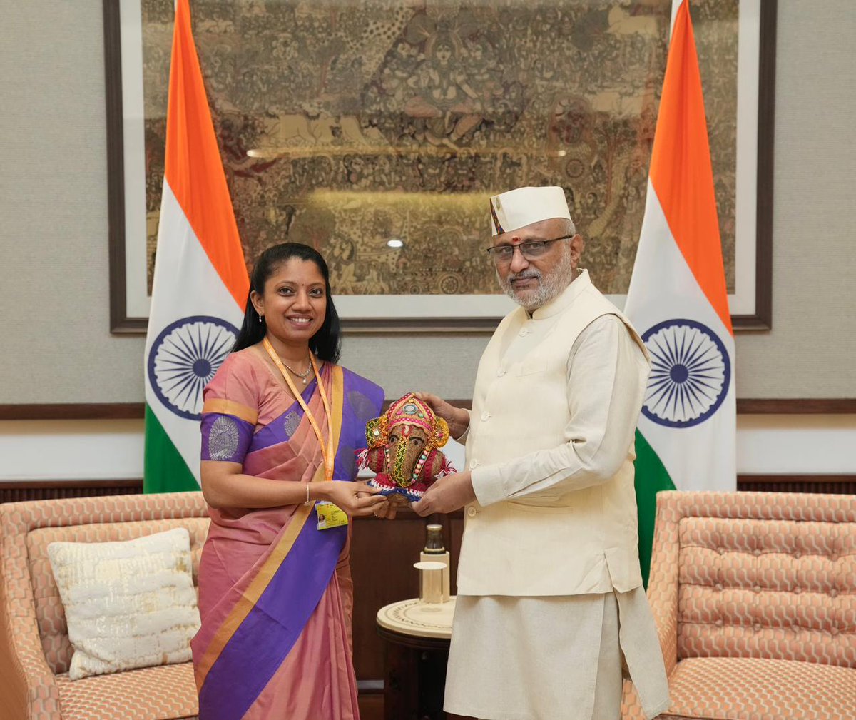 IndianCoir's tweet photo. Dr. Lakshmi Priya IAS, Secretary, Coir Board, paid a courtesy call on the Hon’ble Vice President of India, Shri C. P. Radhakrishnan, who had earlier served with distinction as the Chairman of Coir Board.
#msme #pmvishwakarm #KVIC #khadi #mgiri #nimsme #employment #empowerment https://t.co/38yyfBsRsf