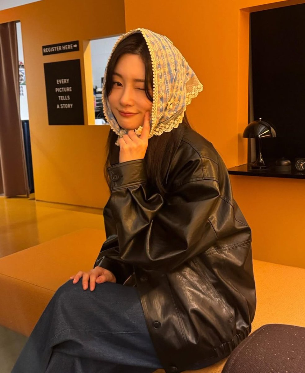 Chaeyeon, Hadid 𝐓udors tweet media