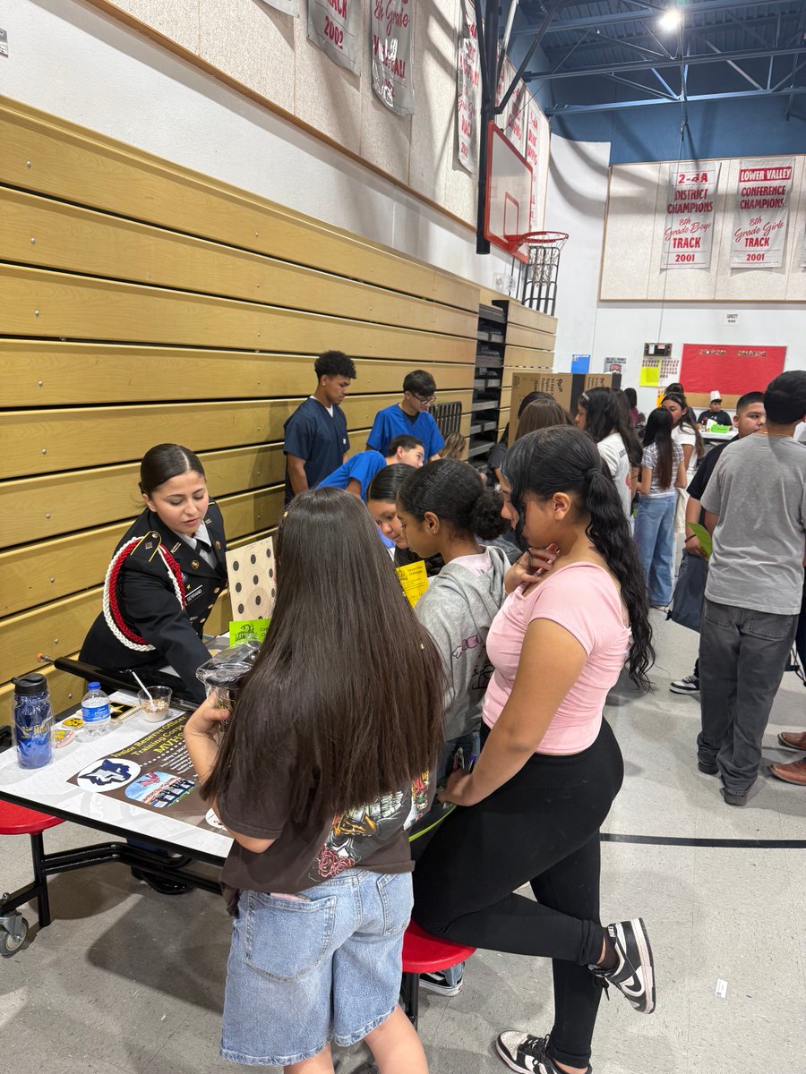 BAILONANGELICAM's tweet photo. Ms Pena, ensured EMMS’s Career Day was full of many career opportunities to explore. #HeartFirst https://t.co/gACK7GkBQb