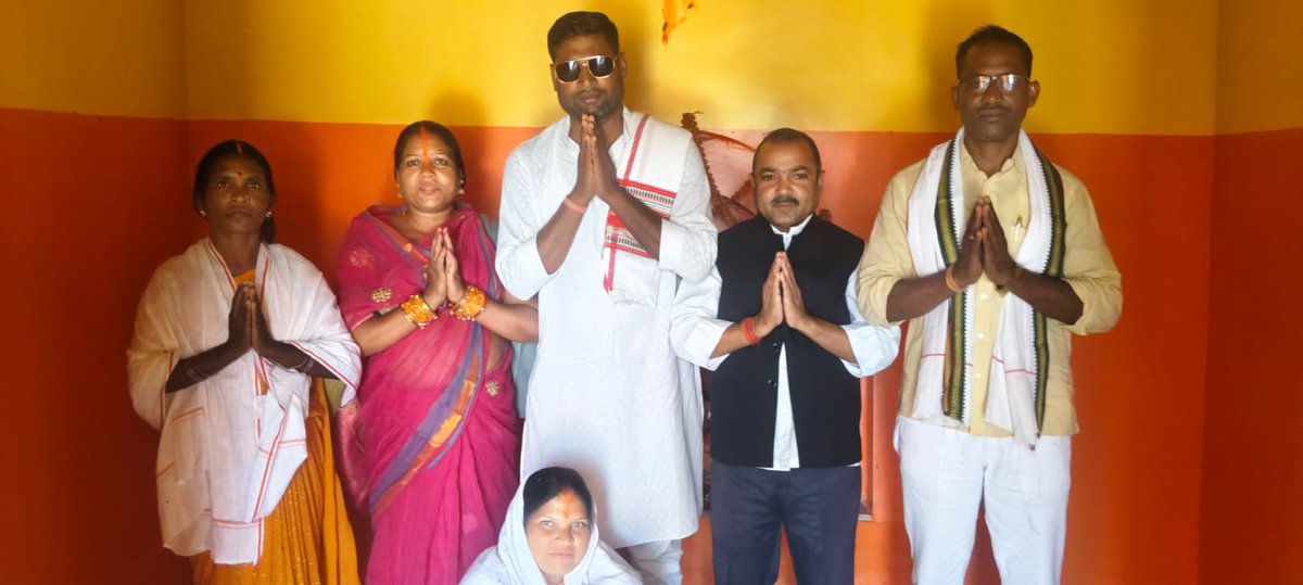 druv_kumar's tweet photo. चतरा लोकसभा क्षेत्र के माननीय सांसद श्री @singhkalibjp जी के पैतृक गांव सोनबीघा में आयोजित शिव मंदिर एवं सूर्य मंदिर के प्राण प्रतिष्ठा समारोह के पावन अवसर पर आयोजित यज्ञ एवं भंडारा कार्यक्रम में सम्मिलित होने का सौभाग्य प्राप्त हुआ। @AdityaPdSahu @BJP4India @BJP4Jharkhand https://t.co/YiB2NdESLi