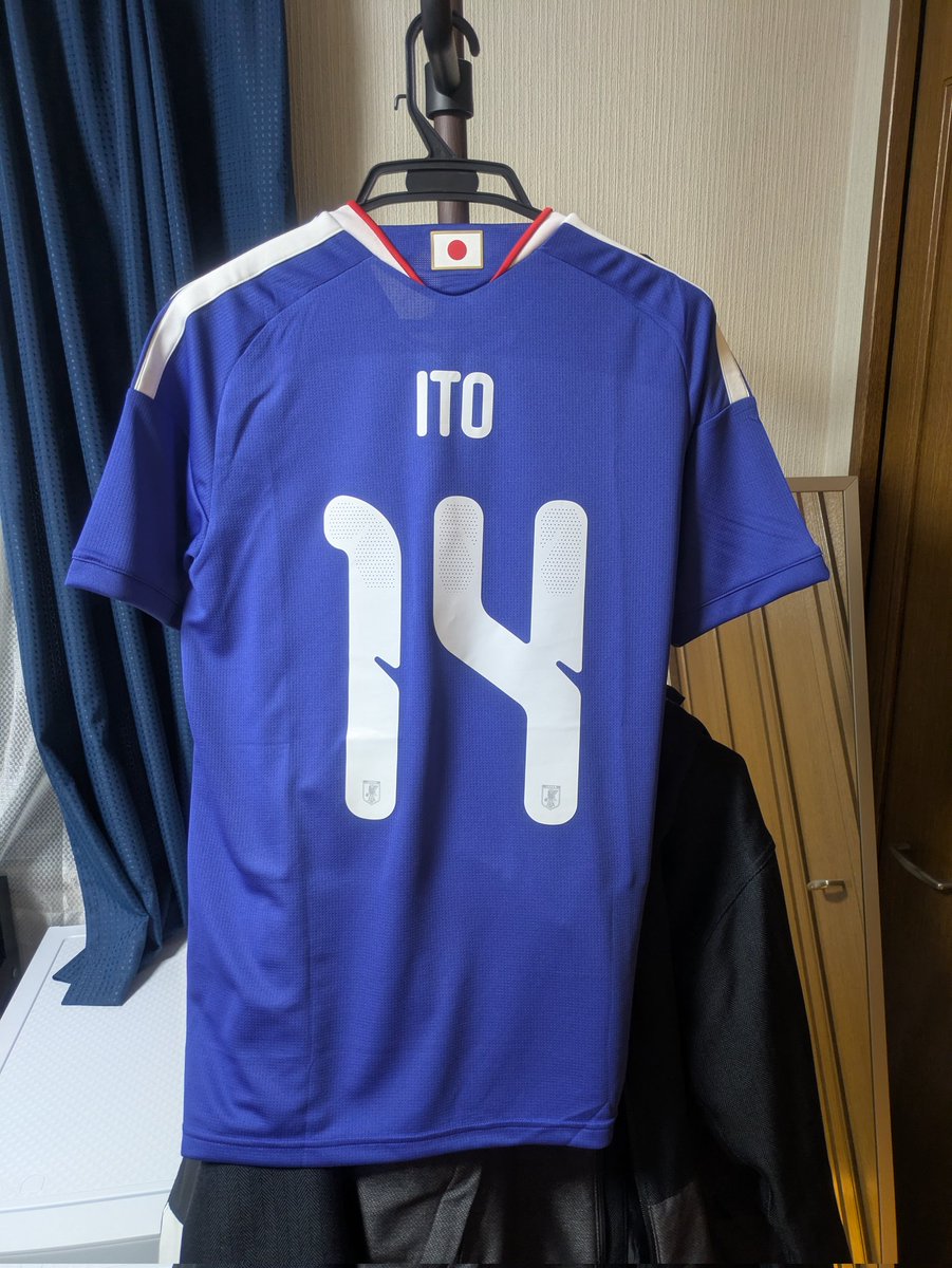 Gingitsune29's tweet photo. 初めてサッカー日本代表のレプリカユニフォームを買った✨届いた✨
ネームは#14　伊東純也選手

#サッカー日本代表 #レプリカユニフォーム #adidas https://t.co/0W8xvsRRrU