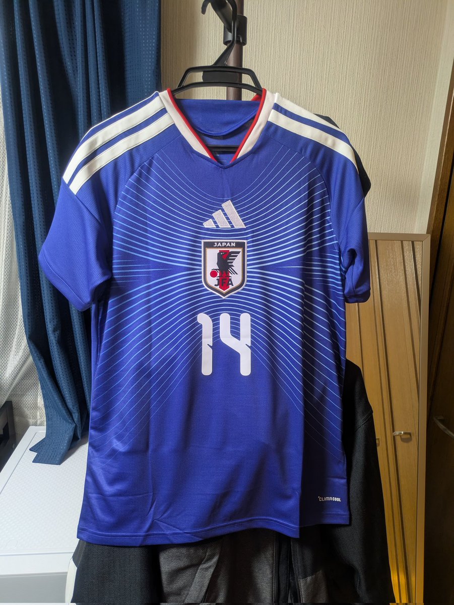 Gingitsune29's tweet photo. 初めてサッカー日本代表のレプリカユニフォームを買った✨届いた✨
ネームは#14　伊東純也選手

#サッカー日本代表 #レプリカユニフォーム #adidas https://t.co/0W8xvsRRrU