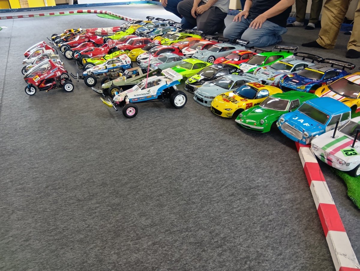 RC_TRE7's tweet photo. 京都ビトイーンサーキットのタミチャレ第3戦に参加してきました。
Mは淡々と走るもBメインのビリ。
まぁこんなもんかな。
GTは予選でいつもと違うタイヤ運用を試すも大失敗！
まさかのCメイン…そこから何とか勝ち上がりBメイン出走→2ポジ上げれての4位でした。
レースって流れが大事なんだと痛感！ https://t.co/fAXDsYborj