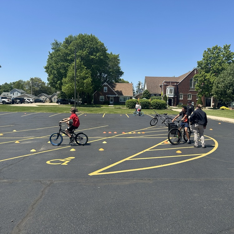 Forrestville221's tweet photo. Our 5th graders enjoyed their very last Bike Rodeo Day! 🚲 https://t.co/DpIrQjUYkc