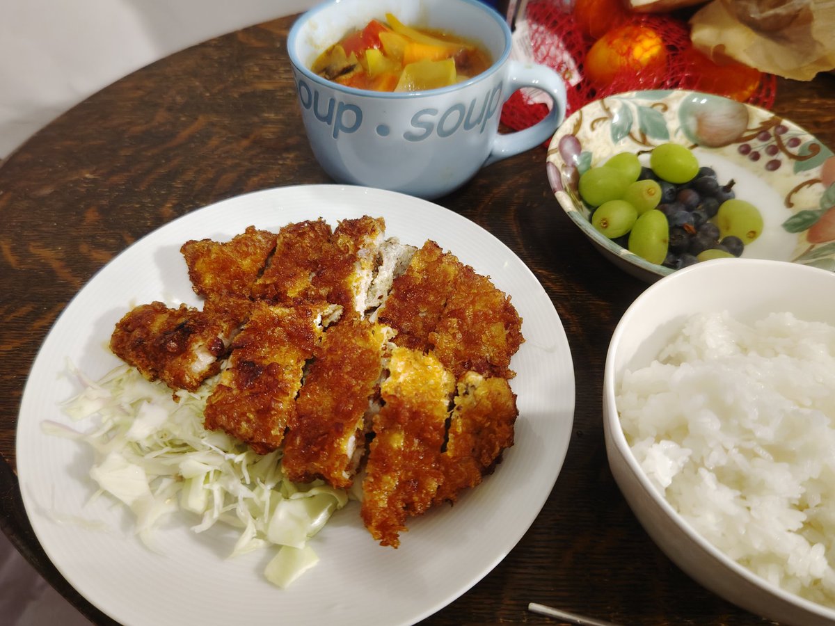 yutaroo0405's tweet photo. シェフ松崎、本日も営業しております🍽️
ロンドンでパン粉が手に入らなかったので、コーンフレークを粉砕して強行突破しました🌽
結果:　衣の「ザクザク」が限界突破！ https://t.co/aYYCYSZ8kP