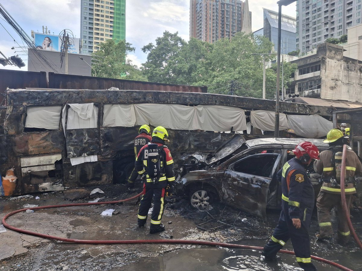 update11111's tweet photo. 8 Terbunuh, 25 Cedera dalam Perlanggaran Kereta Api-Bas Bangkok Berhampiran Stesen Makkasan

Lapan orang terbunuh dan kira-kira 25 cedera menurut laporan awal selepas kereta api barang berlanggar dengan bas awam dan beberapa kenderaan di lintasan kereta api di tengah Bangkok https://t.co/W7nJdUg5TY