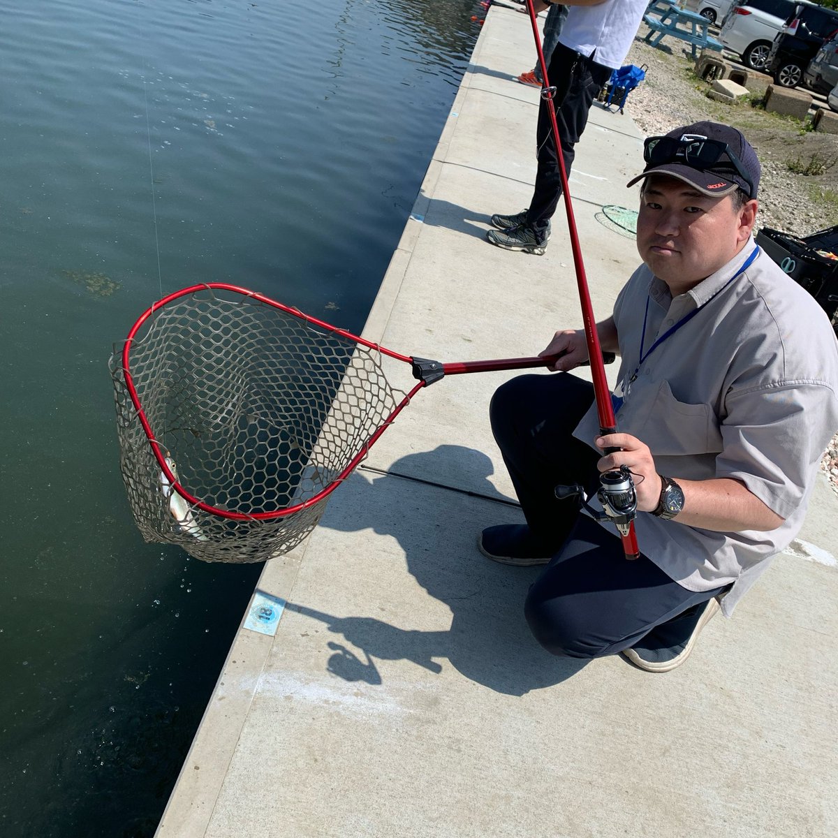 TSURIBORIBENTEN's tweet photo. 本日もご来場頂きありがとうございました‼️

気温も上がり、夏のような日差しで魚たちもとてもスローなコンディションとなりました、、、

その中でもバベルやフェザー等で試行錯誤しながら連発している方も😳

しかし、その沈黙を破るように大型のヤシオマスHIT‼️

難しい展開の中、ルアーをローテーションし、絞り出した1本は激アツです🔥

まだまだ暑い日が続きますが、熱中症対策等をしながら弁天閣での釣りをお楽しみ下さい🎣

またのご来場お待ちしております🙇
