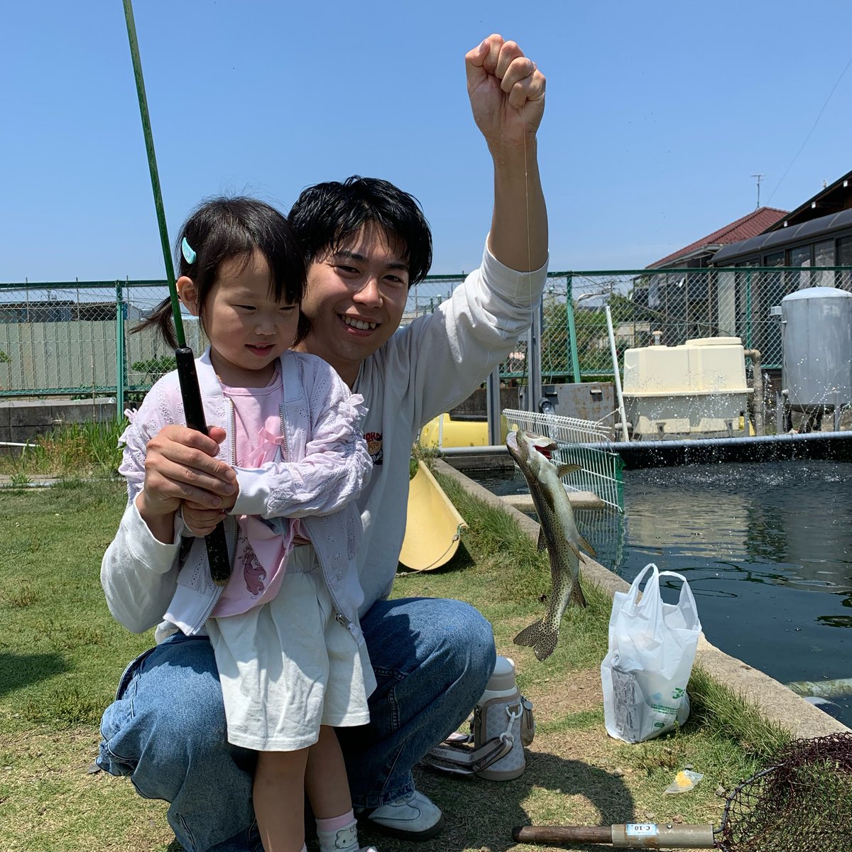 TSURIBORIBENTEN's tweet photo. 本日もご来場頂きありがとうございました‼️

気温も上がり、夏のような日差しで魚たちもとてもスローなコンディションとなりました、、、

その中でもバベルやフェザー等で試行錯誤しながら連発している方も😳

しかし、その沈黙を破るように大型のヤシオマスHIT‼️

難しい展開の中、ルアーをローテーションし、絞り出した1本は激アツです🔥

まだまだ暑い日が続きますが、熱中症対策等をしながら弁天閣での釣りをお楽しみ下さい🎣

またのご来場お待ちしております🙇