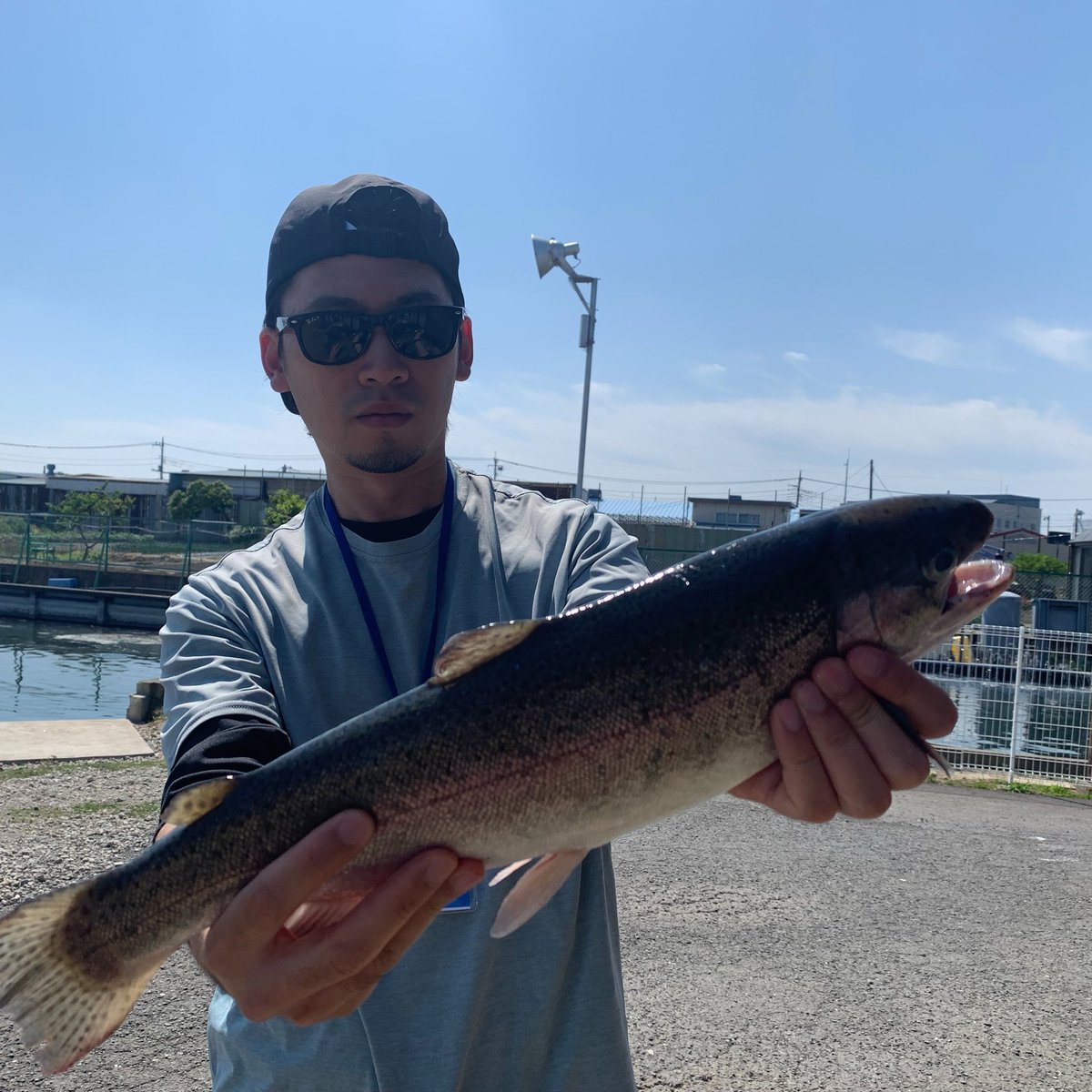 TSURIBORIBENTEN's tweet photo. 本日もご来場頂きありがとうございました‼️

気温も上がり、夏のような日差しで魚たちもとてもスローなコンディションとなりました、、、

その中でもバベルやフェザー等で試行錯誤しながら連発している方も😳

しかし、その沈黙を破るように大型のヤシオマスHIT‼️

難しい展開の中、ルアーをローテーションし、絞り出した1本は激アツです🔥

まだまだ暑い日が続きますが、熱中症対策等をしながら弁天閣での釣りをお楽しみ下さい🎣

またのご来場お待ちしております🙇