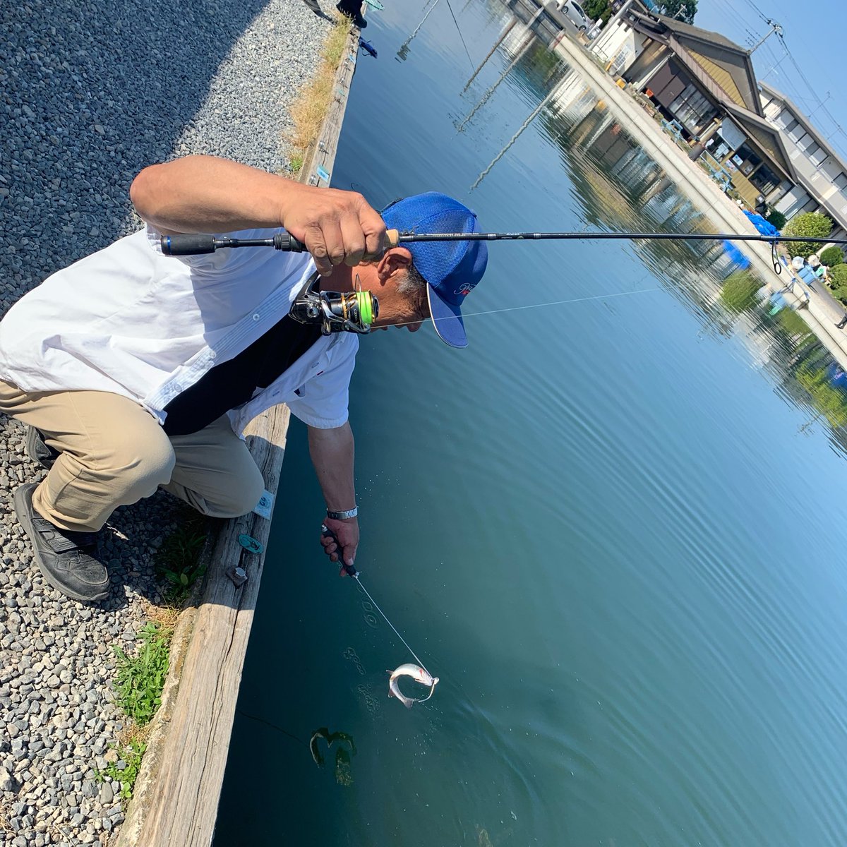 TSURIBORIBENTEN's tweet photo. 本日もご来場頂きありがとうございました‼️

気温も上がり、夏のような日差しで魚たちもとてもスローなコンディションとなりました、、、

その中でもバベルやフェザー等で試行錯誤しながら連発している方も😳

しかし、その沈黙を破るように大型のヤシオマスHIT‼️

難しい展開の中、ルアーをローテーションし、絞り出した1本は激アツです🔥

まだまだ暑い日が続きますが、熱中症対策等をしながら弁天閣での釣りをお楽しみ下さい🎣

またのご来場お待ちしております🙇