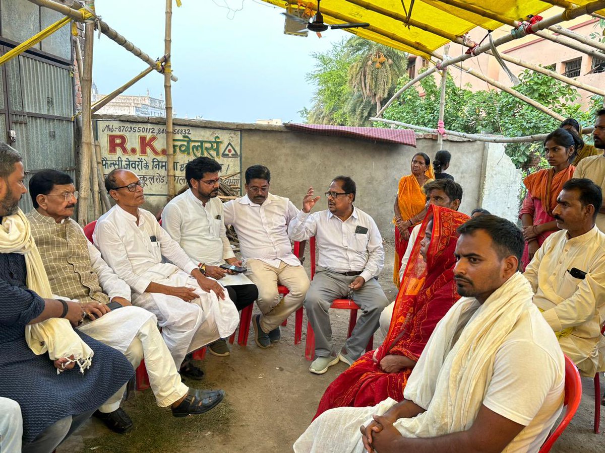 DrMadanMohanJha's tweet photo. दरभंगा के हसन चौक स्थित दुर्गा मंदिर के समीप हुई दुखद घटना में अपराधियों द्वारा चैन छीनने के दौरान स्थानीय निवासी स्व० श्रवण राम जी को गोली मार कर हत्या कर दी गई थी ।

आज शोकाकुल परिजनों से मुलाकात कर उन्हें सांत्वना दी एवं दिवंगत आत्मा की शांति हेतु ईश्वर से प्रार्थना की। https://t.co/2h3kk5vlRh