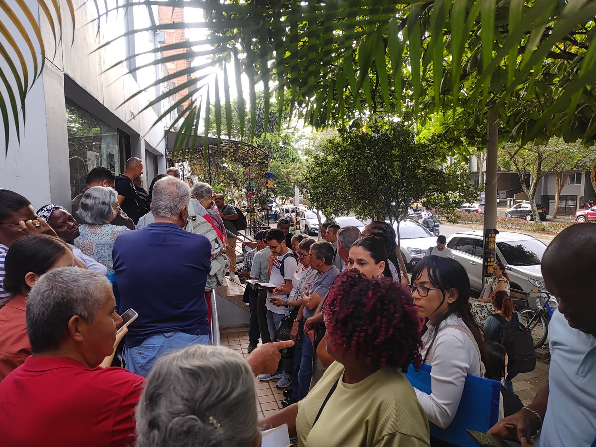 ALEXANDERRIOSAR's tweet photo. La mejor forma de pasar la resaca del día de los Maestros y Maestras, hacer diligencia en el @FomagOficial de la 33. Y así siguen muchos en el ejecutivo de @fecode y @AdidaSindicato defendiendo este improvisado modelo de salud que de calidad, eficiencia y económico no tiene nada https://t.co/rFxJsZcxLM