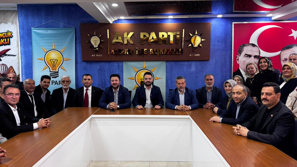 MFAygun's tweet photo. 📍Kozaklı

Milletvekillerimiz @MvSuleymanOzgun ve @EmreCaliskan_50 , İl Genel Meclisi Başkanımız @sferalan, Kozaklı İlçe Başkanımız Muhammet Ozsahin, İlçe Başkanlarımız, Belediye Başkanlarımız, teşkilatımızda görev alan kıymetli dava ve yol arkadaşlarımız ile teşkilatımıza gönül veren hemşehrilerimizin katılımlarıyla; Kozaklı’mızı daha ileriye taşıyacak yeni ekibiyle birlikte İlçe Başkanımız Muhammet Özşahin’i tebrik ederek yeni ilçe binamızın açılışını gerçekleştirdik.

Birlik ve beraberlik içerisinde, davamıza yakışır bir heyecan ve güçlü bir inançla Kozaklı’mız için çalışmaya devam ediyoruz.

Yeni ilçe binamızın teşkilatımıza, ilçemize ve davamıza hayırlı olmasını diliyorum.