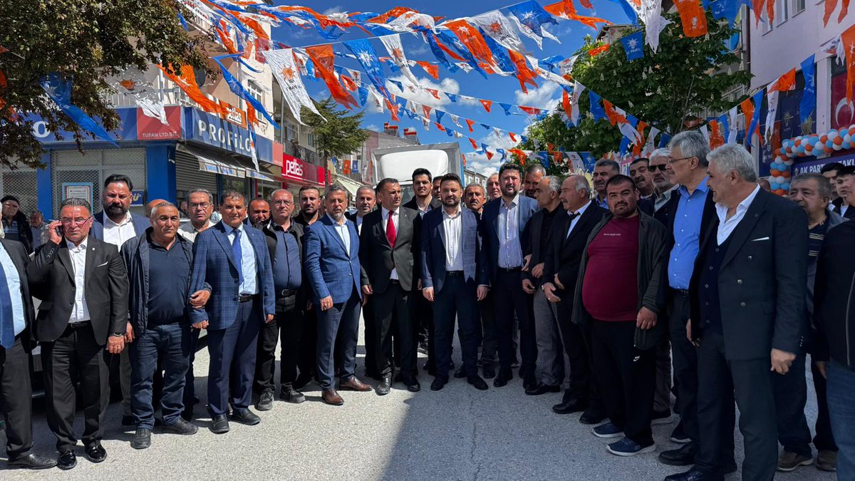 MFAygun's tweet photo. 📍Kozaklı

Milletvekillerimiz @MvSuleymanOzgun ve @EmreCaliskan_50 , İl Genel Meclisi Başkanımız @sferalan, Kozaklı İlçe Başkanımız Muhammet Ozsahin, İlçe Başkanlarımız, Belediye Başkanlarımız, teşkilatımızda görev alan kıymetli dava ve yol arkadaşlarımız ile teşkilatımıza gönül veren hemşehrilerimizin katılımlarıyla; Kozaklı’mızı daha ileriye taşıyacak yeni ekibiyle birlikte İlçe Başkanımız Muhammet Özşahin’i tebrik ederek yeni ilçe binamızın açılışını gerçekleştirdik.

Birlik ve beraberlik içerisinde, davamıza yakışır bir heyecan ve güçlü bir inançla Kozaklı’mız için çalışmaya devam ediyoruz.

Yeni ilçe binamızın teşkilatımıza, ilçemize ve davamıza hayırlı olmasını diliyorum.