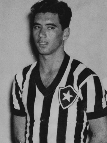 fotosdobotafogo's tweet photo. "Tu em campo, parecias tantos e, no entanto, que encanto! Eras um só, Nilton Santos".
Vida eterna ao maior de todos, à personificação do Botafogo, ao inventor de uma posição. Viva Nilton Santos! https://t.co/3Kwrxuz8Wm
