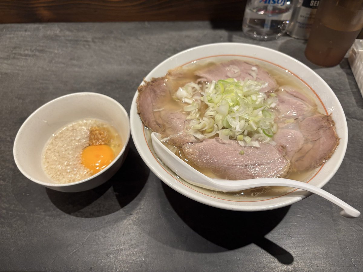 Gretschide's tweet photo. @Takgibson1850 すすきのの「とめち屋」さんに行ってまいりました！🍜
最初のスープを一口飲んで、初めて体感するコクにぶっ飛び、卵かけブーストでぶっ飛び、最後は卵かけご飯で生きる歓びを味わってきました🍚
B'zとtakさんととめち屋さんPASSIONを五感で浴びる１日でした💪 https://t.co/7mNOO4cfx4