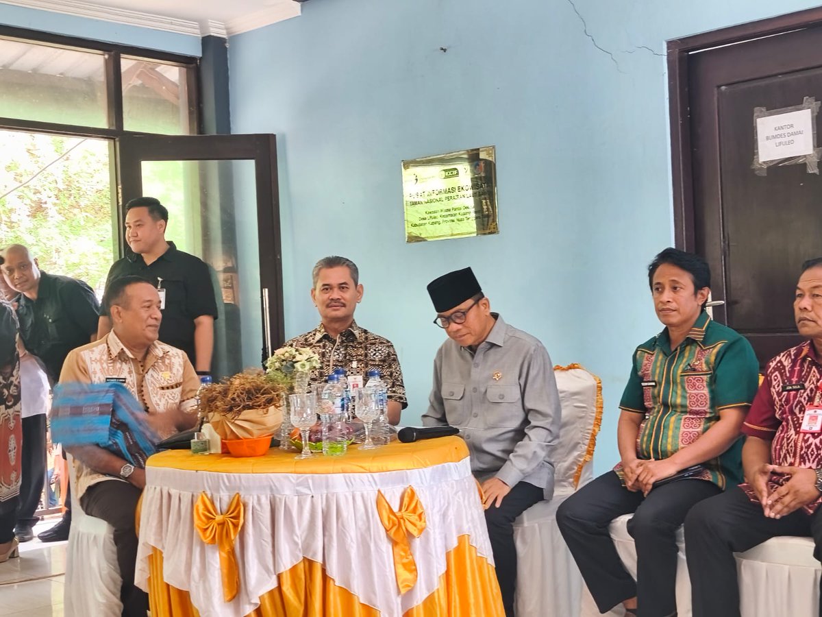bs_siswanto's tweet photo. Kunjungannya Menteri Desa Yandri Susanto ke BUM Desa Damai, Desa Lifuleo, Kupang, NTT mengingatkan pentingnya Kolaborasi dlm peningkatkan Ekonomi masyatakat. 
@YandriSusanto
@ArizaPatria
#KementerianDesaPDT
#BPSDMKementerianDesaPDT
#KolaborasiBUMDesaKDMP
#KerjaTPPBerdampak https://t.co/MeR5i9dCm4