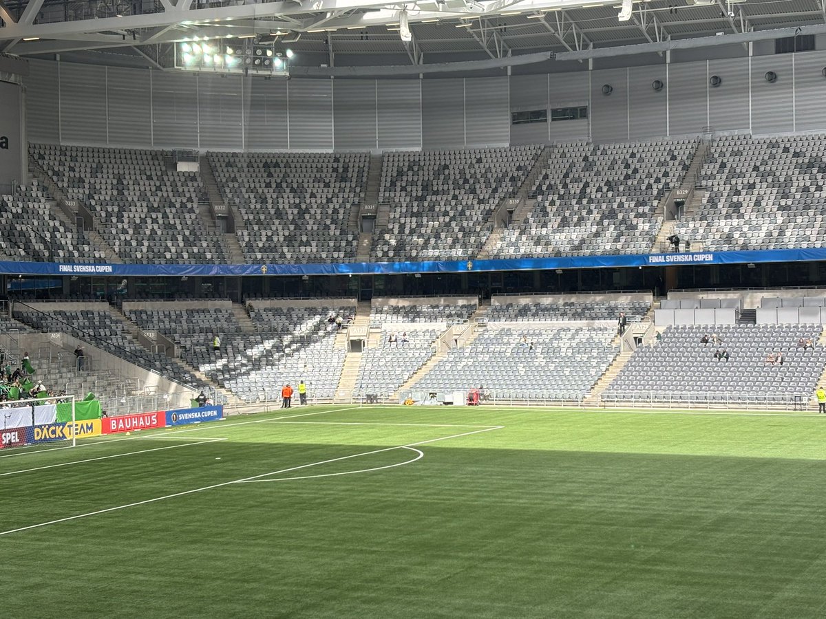 JimmyGranath's tweet photo. SvFF gör det inte så bra med den blåa borden, men ändå betydligt bättre än det skitiga sorgliga skynket som @hammarbyfotboll hänger upp. https://t.co/bwSvGKQX47