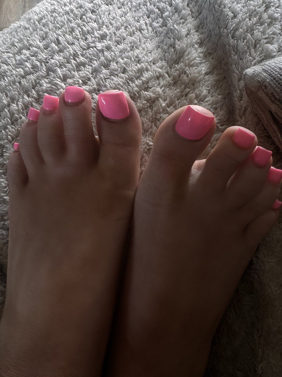 Darciewaters_'s tweet photo. Up close of my pink toes🙈 in need of them doing hehe
#prettytoes #cleanaesthetic #soft #selfcare #maintenance #pinkvibes #confidence #feetfinder https://t.co/awzVwtuIyR